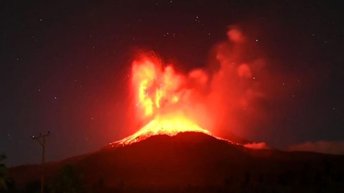 archivo erupción del volcán lewotobi, en la isla de flores, indonesia (archivo)