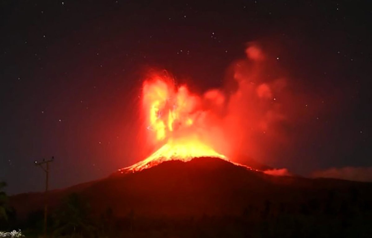 indonesia. indonesia eleva al máximo la alerta tras una nueva erupción del volcán lewotobi
