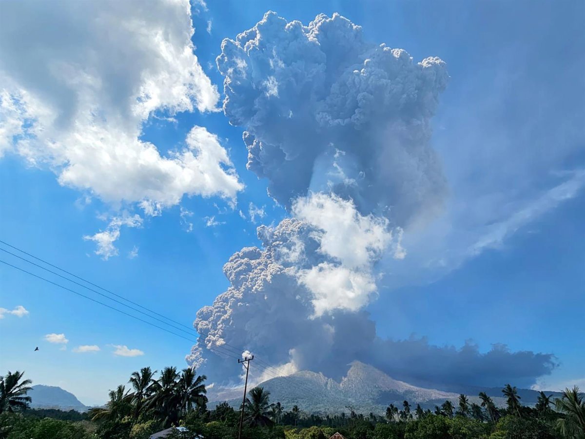 indonesia. el volcán lewotobi de indonesia vuelve a escupir una columna de ceniza de 3,5 kilómetros de altura