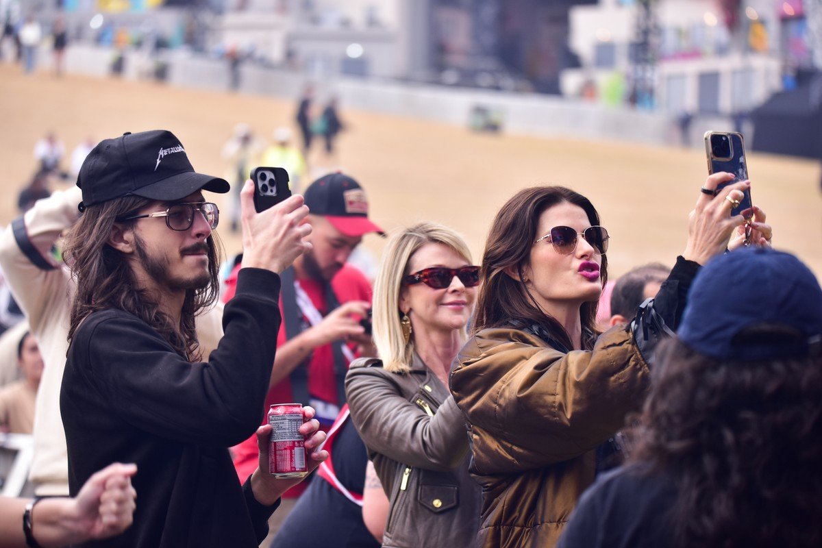 Isabeli Fontana watches Di Ferrero’s show at ‘The Town’ accompanied by youngest son who will move to the USA