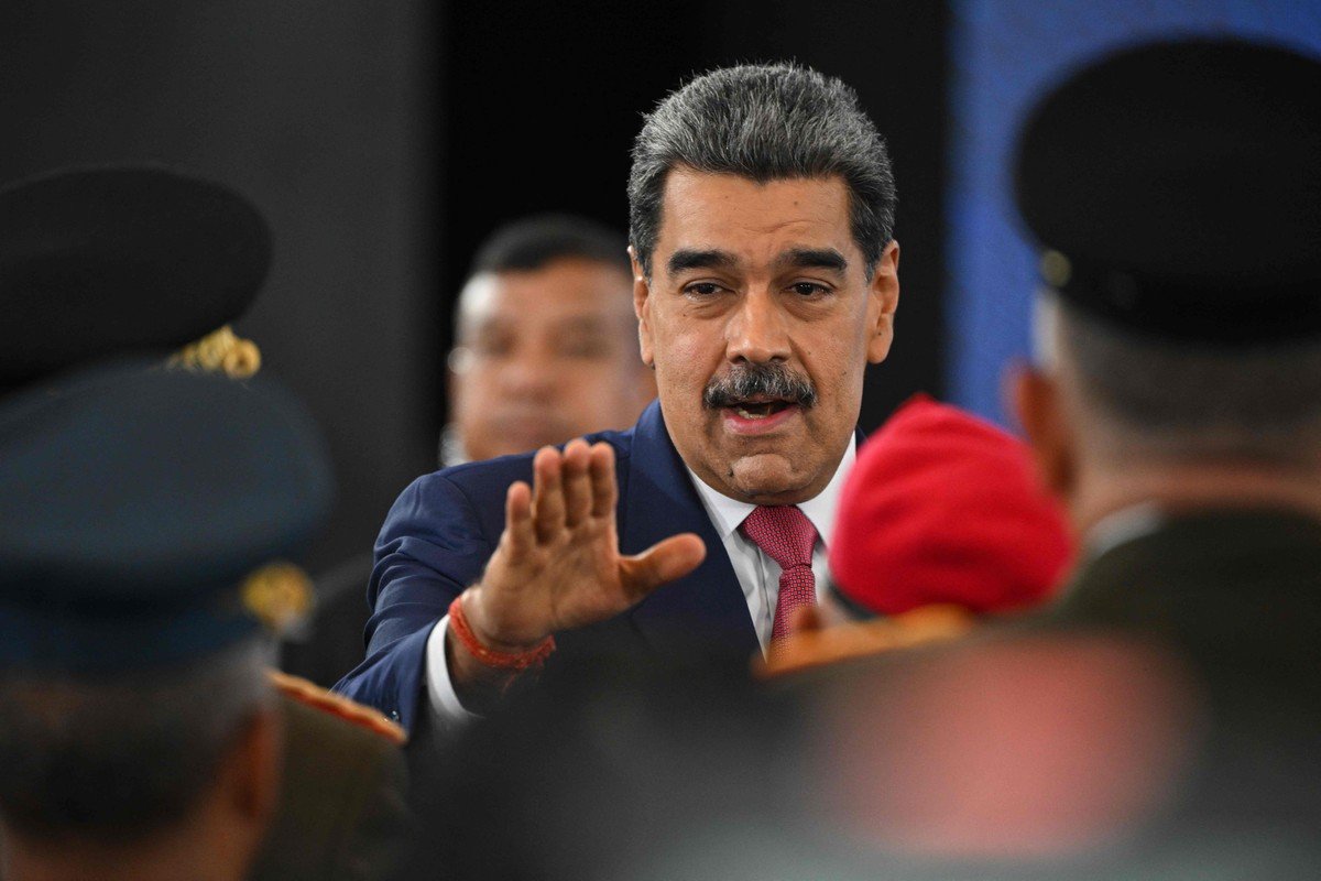 maduro announces military will train community members in the use of firearms
