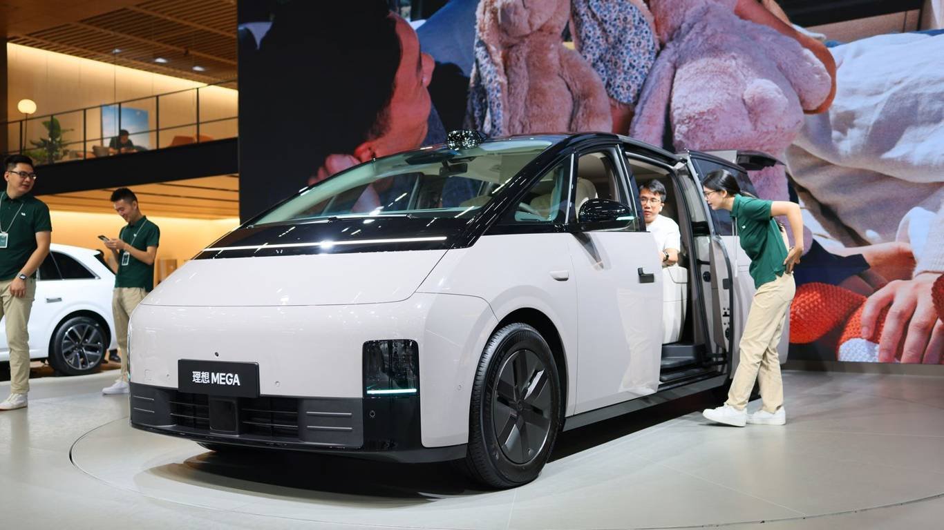 New 7-Seater Electric Minivan with Over 700 km Range Hits the Market in Russia