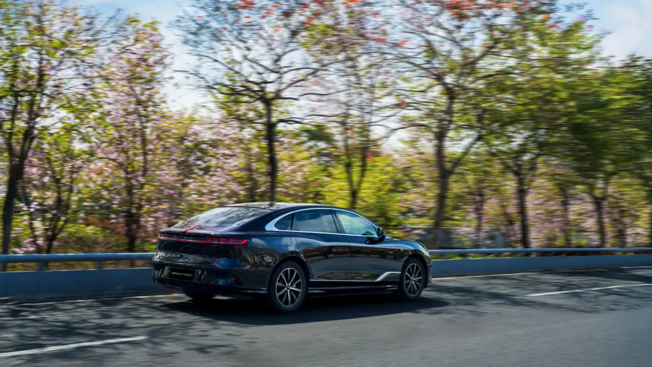 new hybrid sedan voyah passion evr available in russia for 4.66 million rubles2c offering 1000 km range and 200 km electric range3a russians surprised by the new model