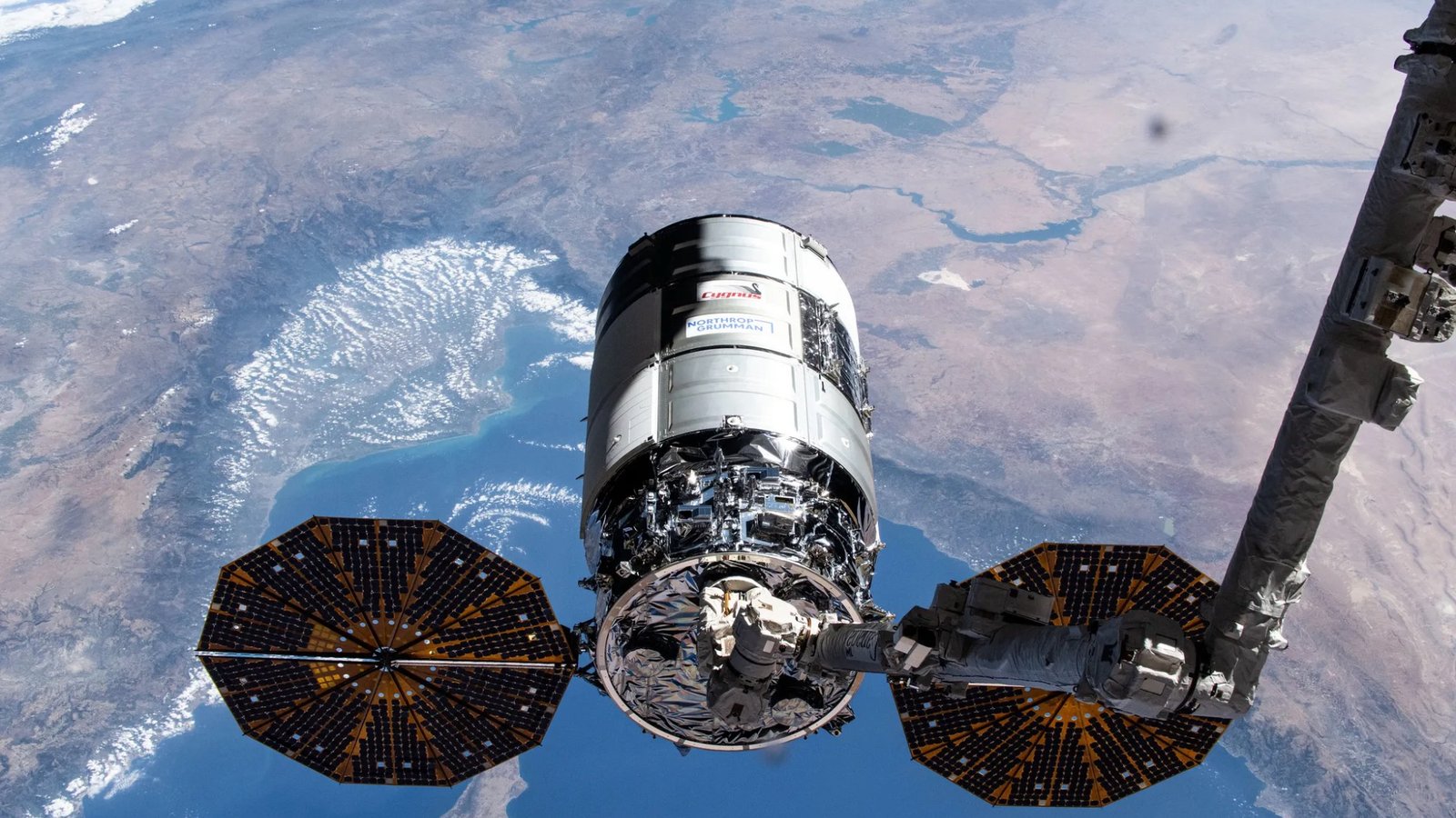 northrop grummans cygnus xl cargo spacecraft encounters thruster issue on its way to the international space station