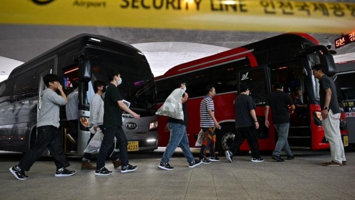 Over 300 South Korean Workers Return Home After U.S. Immigration Raid