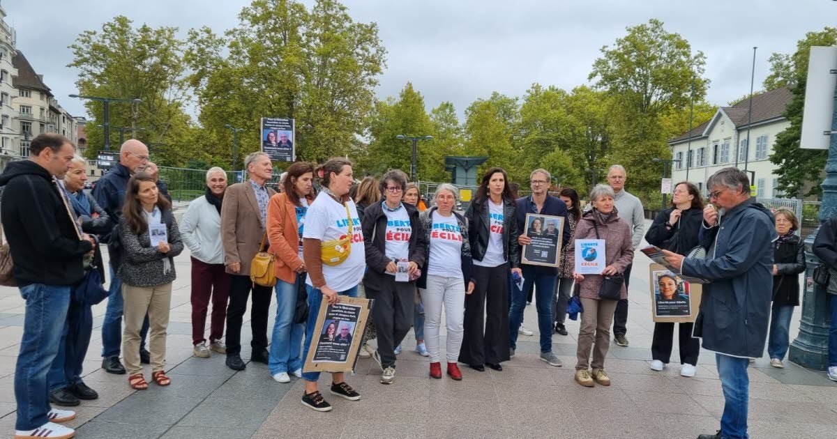 people mobilize for the release of two hostages in iran