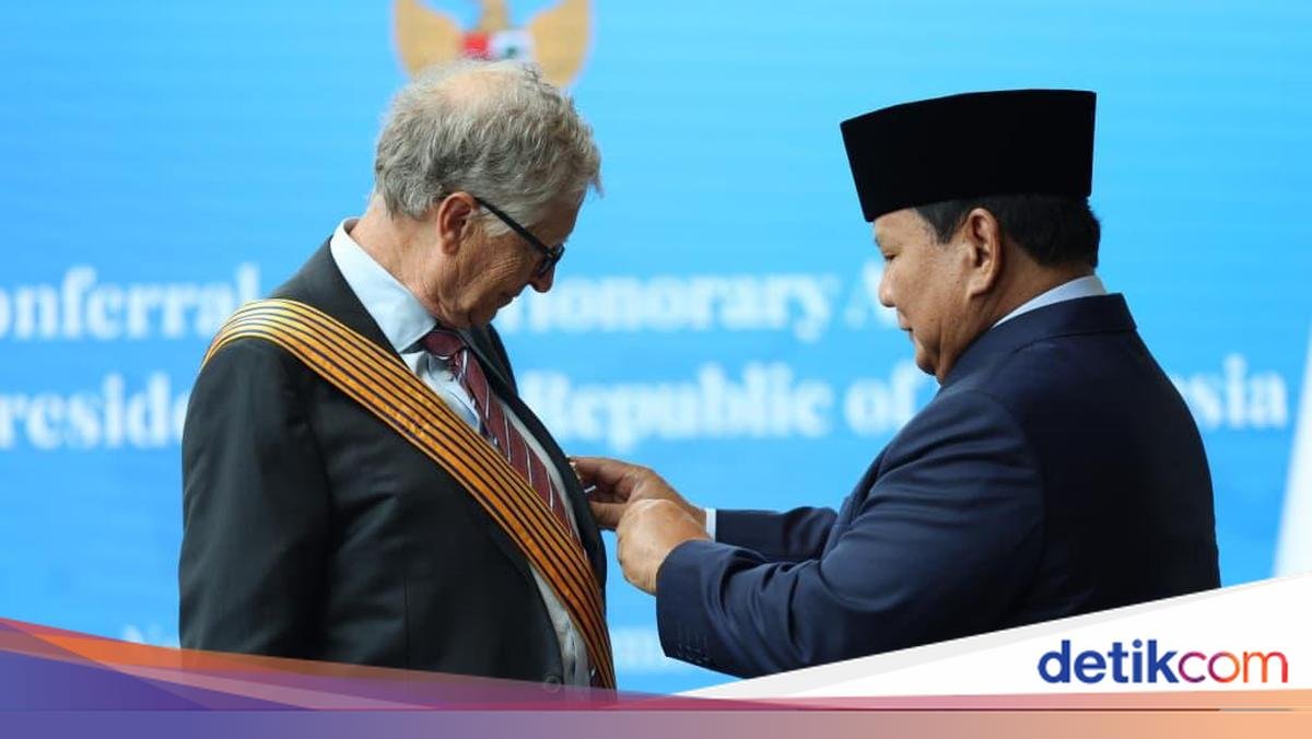 prabowo awards bill gates the highest service star2c what is his contribution3f