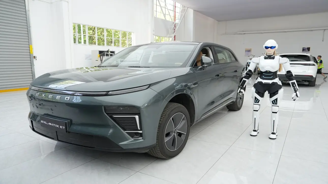 Russian Customers Will Not Be Bothered by Consultants in Car Dealerships: Exeed Implements Robots