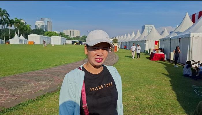 santi excited to see military weapons at tni fair2c surprised by weight of military firearms