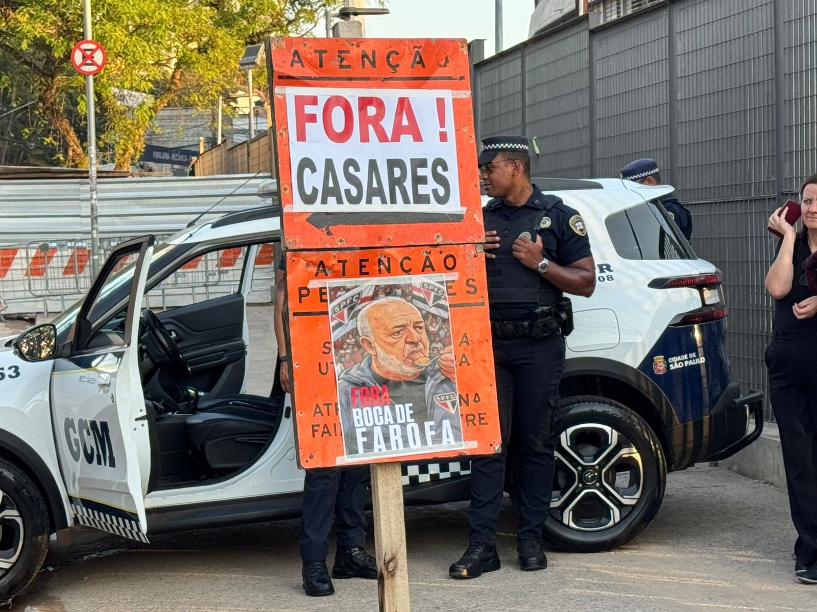 São Paulo organized fan group protests and demands actions from board before match against Ceará