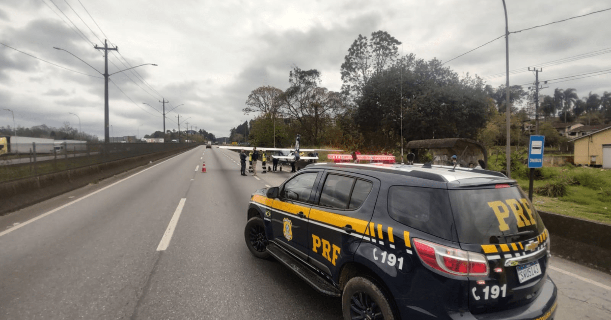 single engine plane makes emergency landing on regis bittencourt highway in sp