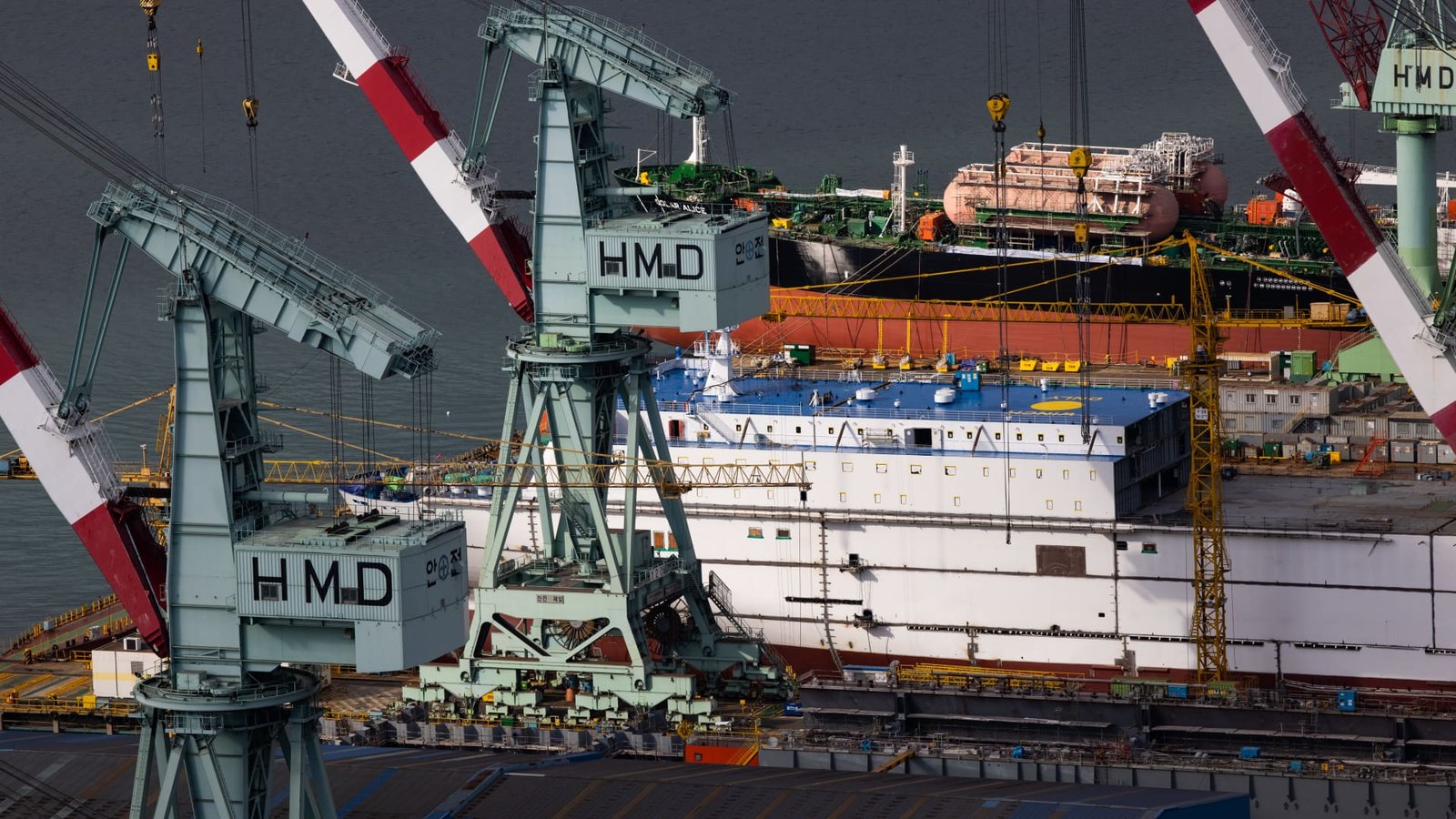 South Korea Exports Surpass Expectations Driven by AI and Chip Sales
