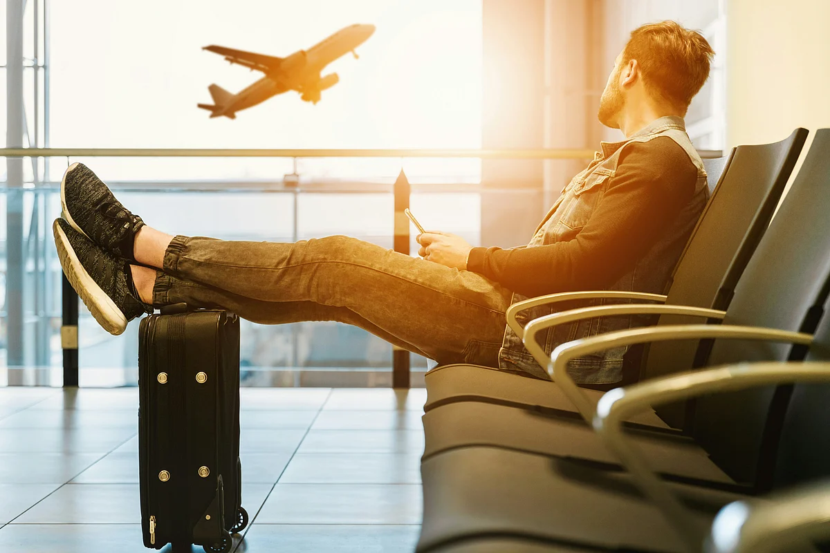 uae suspends tourist and work visas for citizens of nine countries