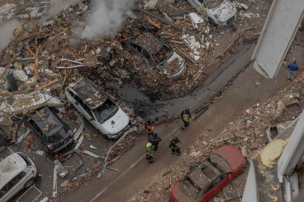 zelensky denounces 12 hour russian attack with over 40 missiles and 500 drones3b four people died