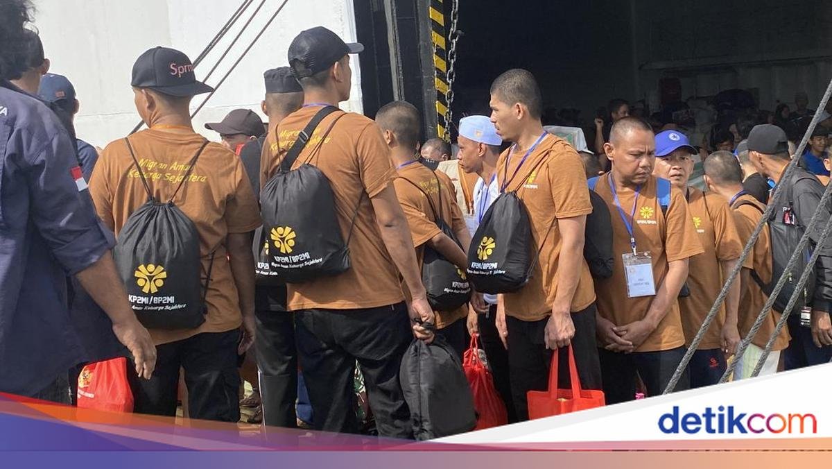 139 Indonesian Migrant Workers Deported from Malaysia Arrive in Parepare After 4 Months in Prison