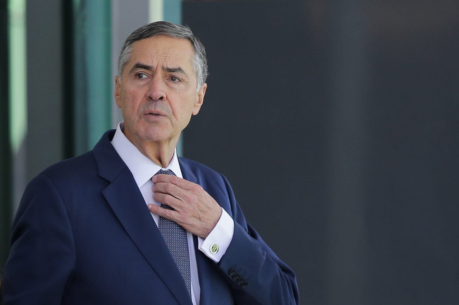 Barroso, set to retire from STF, falls ill and is taken to the hospital