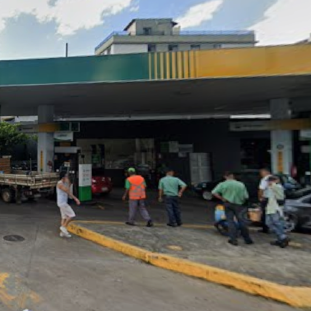 BH: Man executed at gas station in front of son