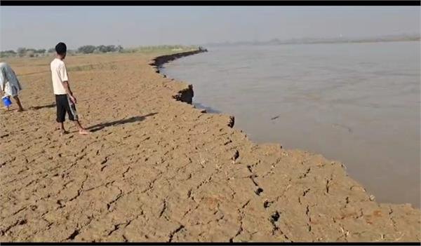 Changes in the direction of the Beas River caused devastation! Spent 30 lakh to build a house, it is now crumbling