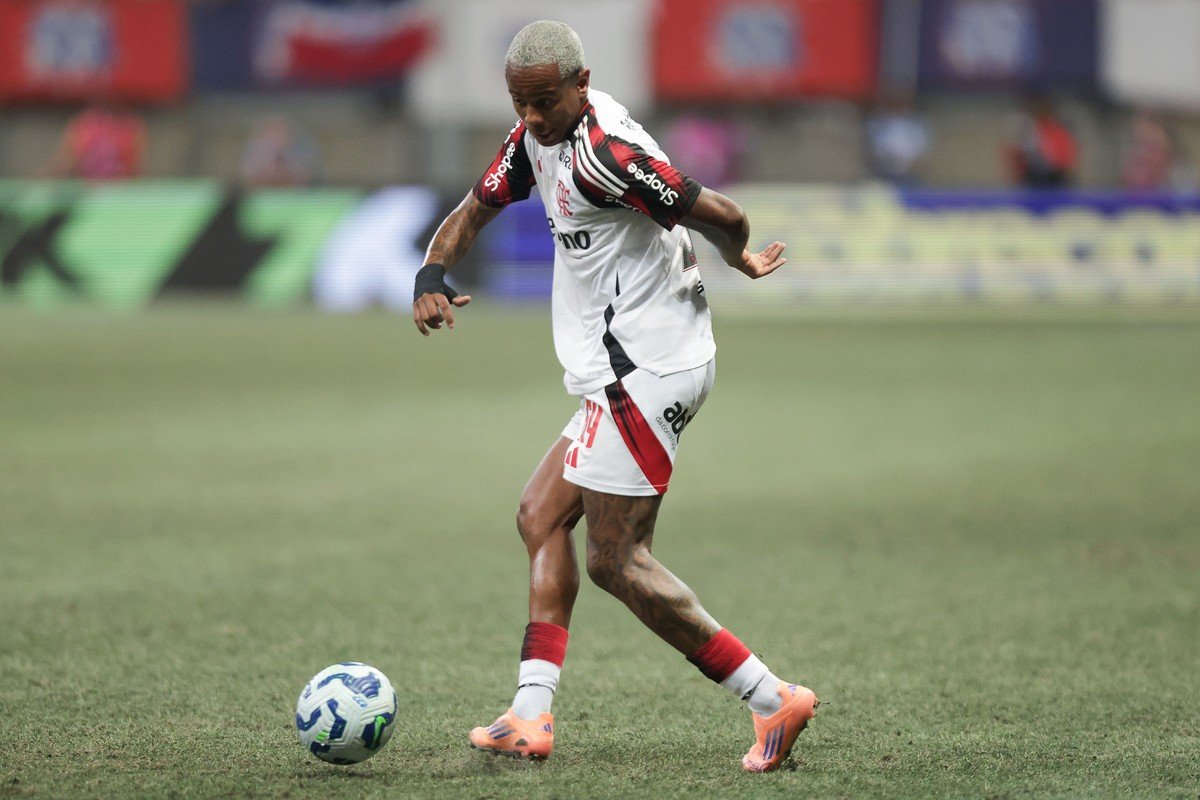 Former Flamengo and national team fullback issues warning about Wallace Yan’s behavior: ‘Thinks he’s Superman’