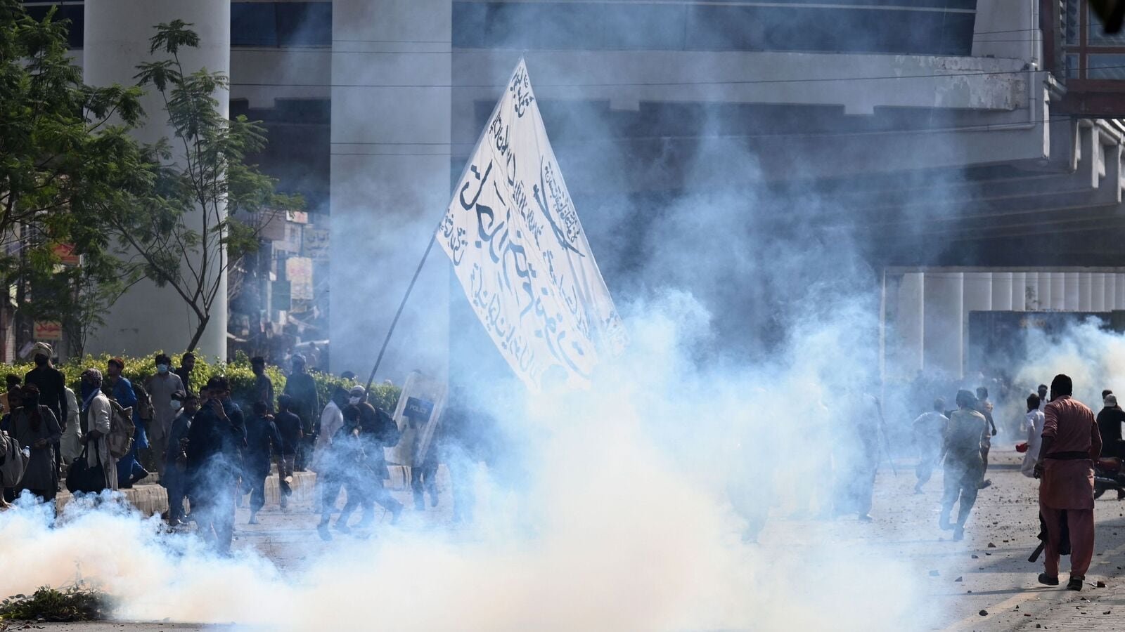 Intense Clashes Erupt at Pakistan-Afghanistan Border; Iran, Saudi Arabia Call for Restraint – What We Know So Far