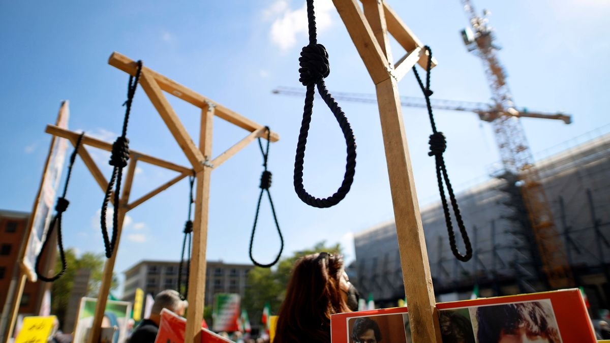 Iranian Regime Executes Six People