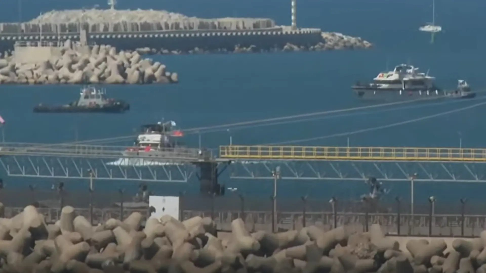 Israel holds at least 63 Spaniards from the flotilla detained and will summon consuls on Friday to discuss their situation