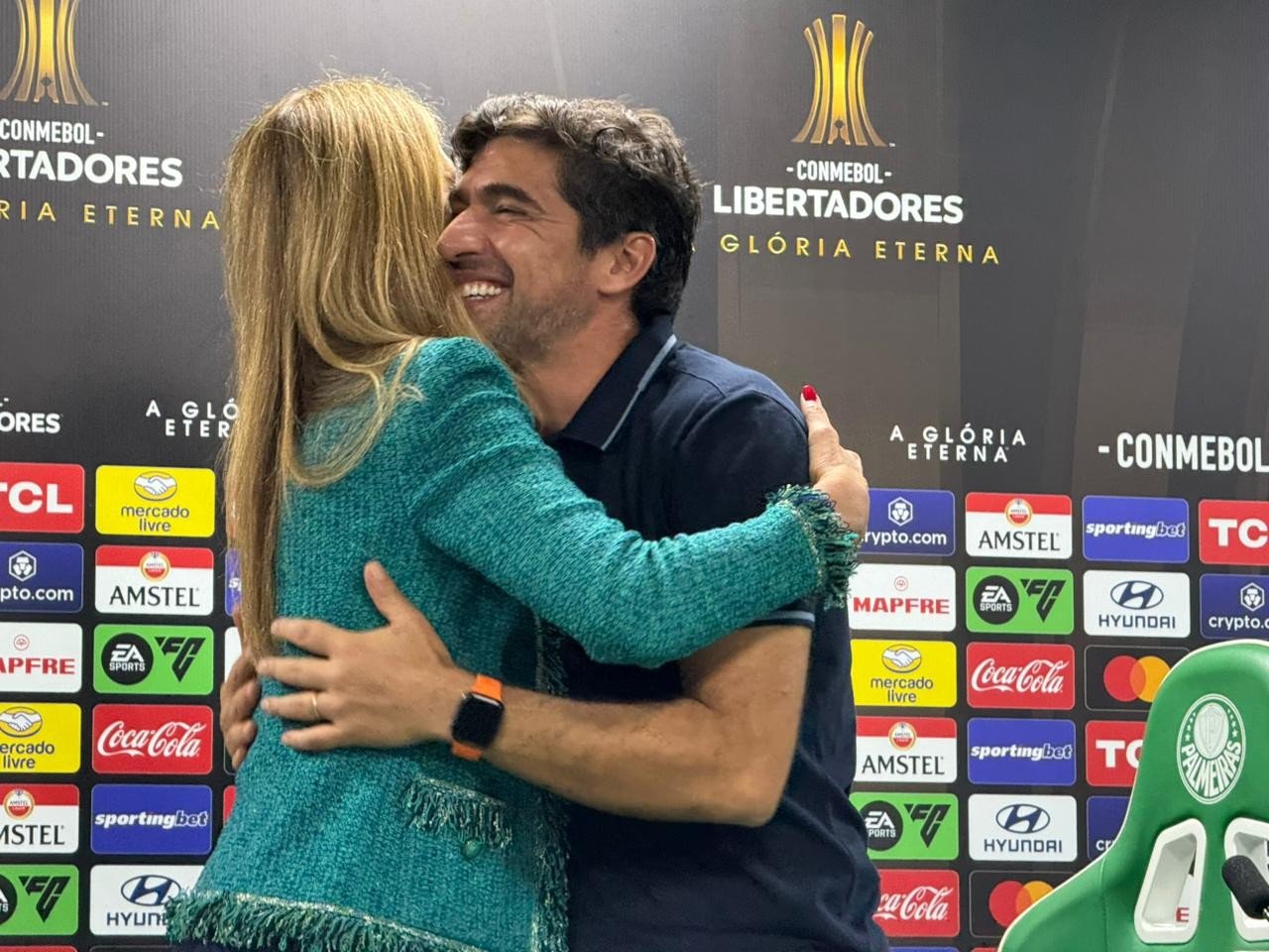 Leila Pereira Interrupts Interview, Embraces Abel, and Says: “He is the Greatest Coach in Palmeiras History”