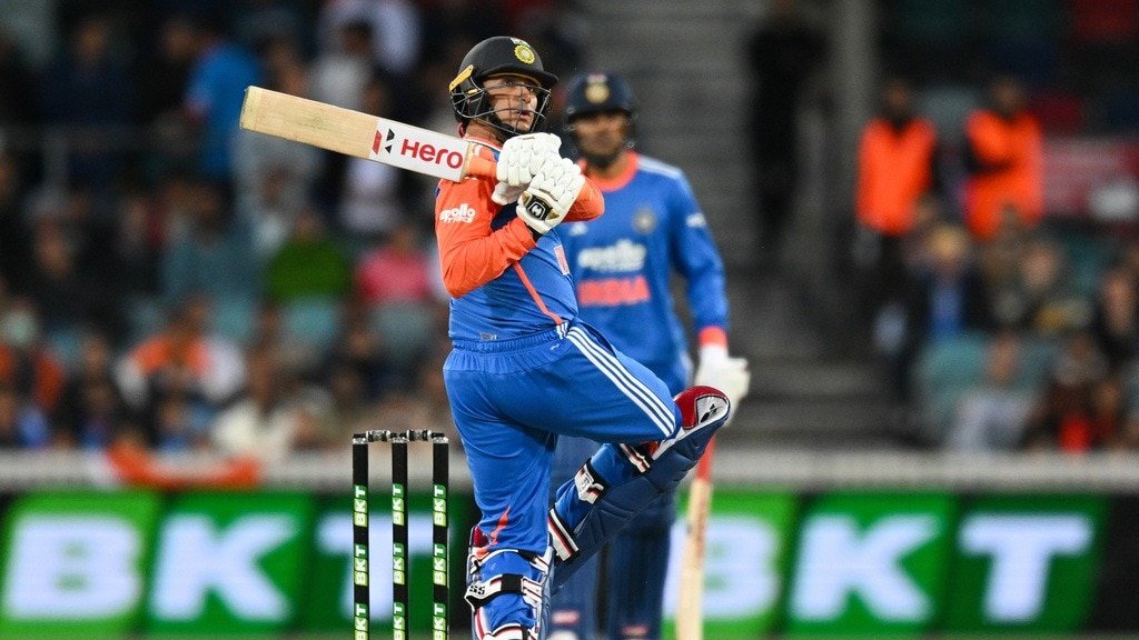 Live Score: Australia (51/1 in 5 ov), Varun removes Head for 28