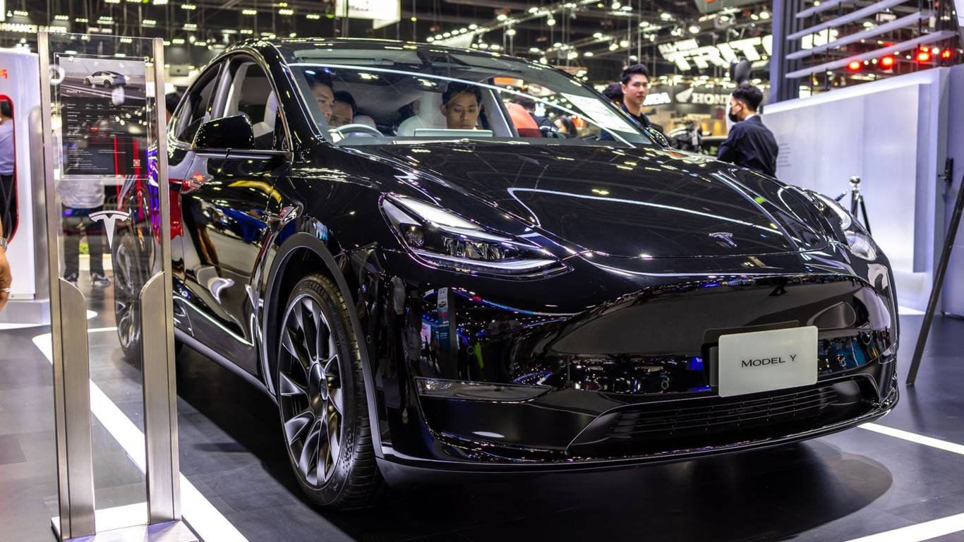 New FSD 14.1: Tesla Adds Driver Adaptation and Dozens of Safety Improvements