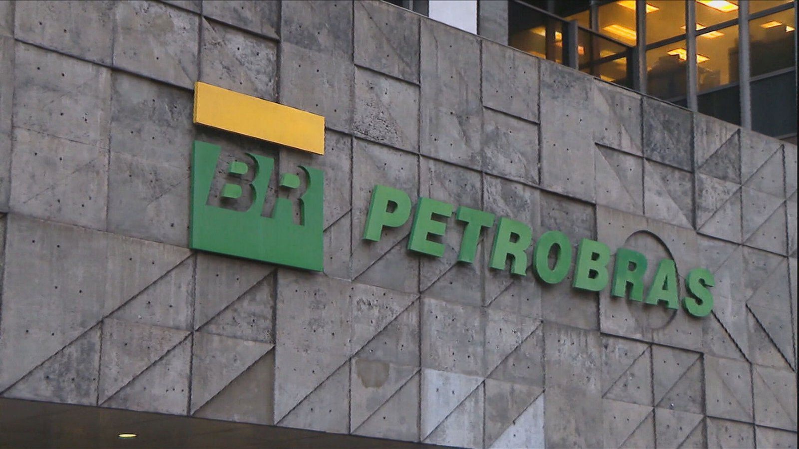 Petrobras cuts gasoline price by 4.9% for distributors