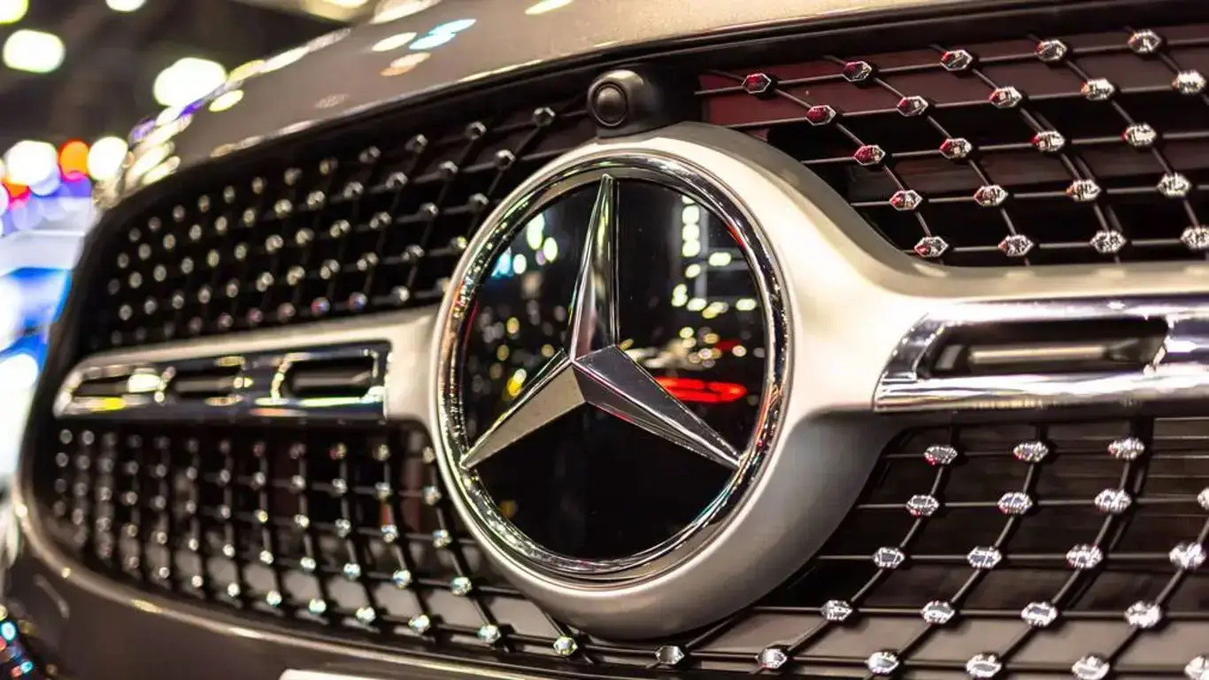 Technological Breakthrough: Mercedes-Benz GLB EQ prepares for global debut in December 2025