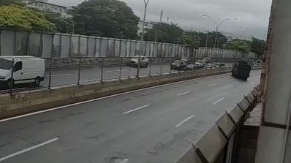 Uber passenger hit in the head during shootout on RJ street