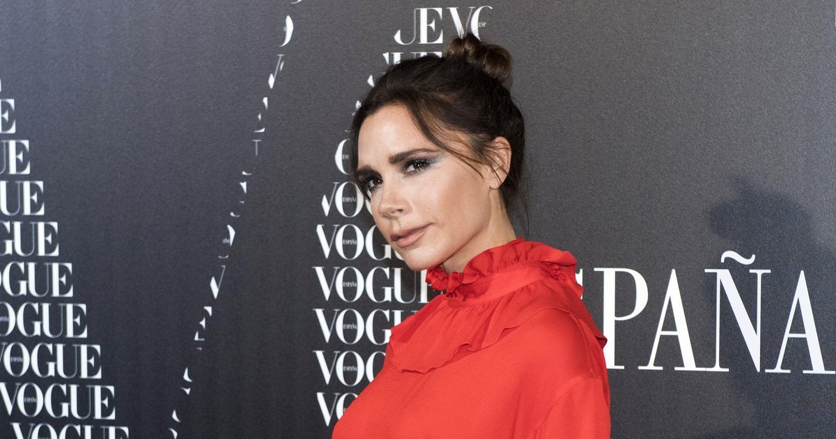 Victoria Beckham kisses husband at Paris Fashion Week