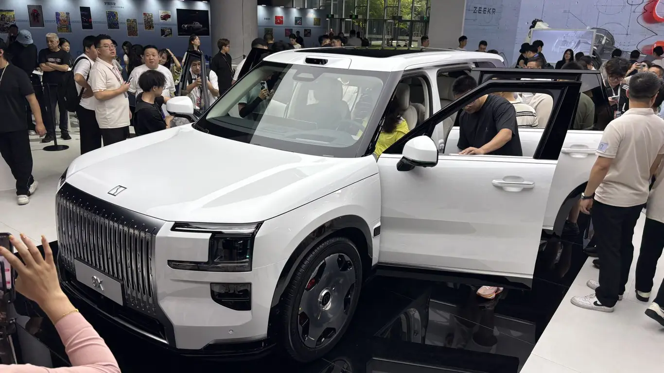 898 hp, luxury interior, and a price starting at 13.5 million: a new monster has appeared at Russian dealerships