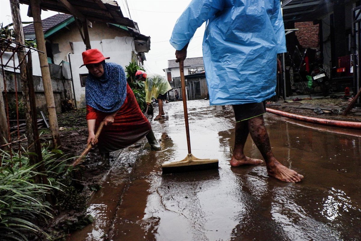 At Least 13 Dead in Floods on Sumatra Island, Western Indonesia