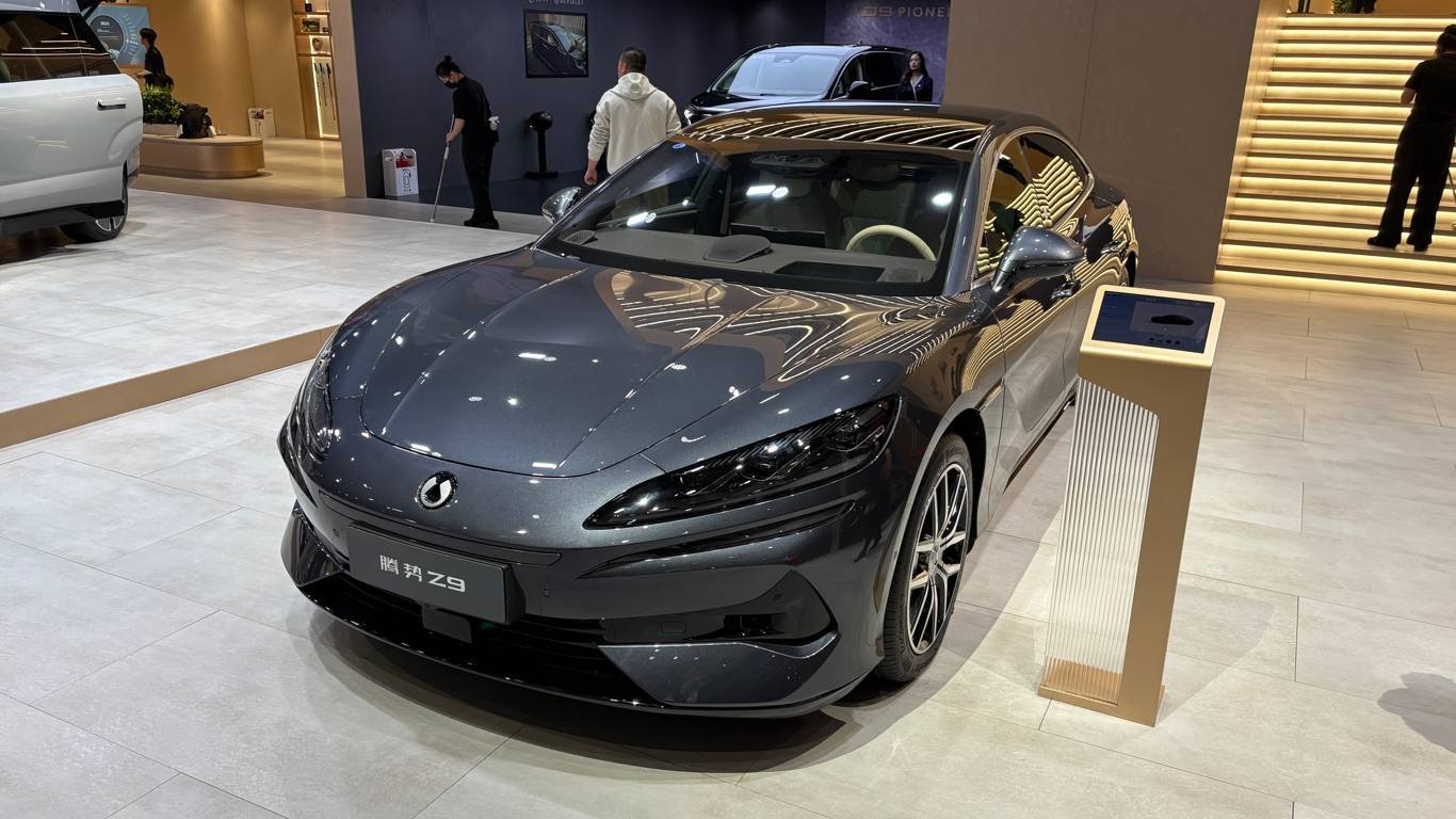 Chinese ‘Anti-Mercedes’ Enters the Market: New Denza Z9 Surprises with Premium Interior
