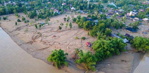 Deadly floods ravage South Asia: over 900 dead