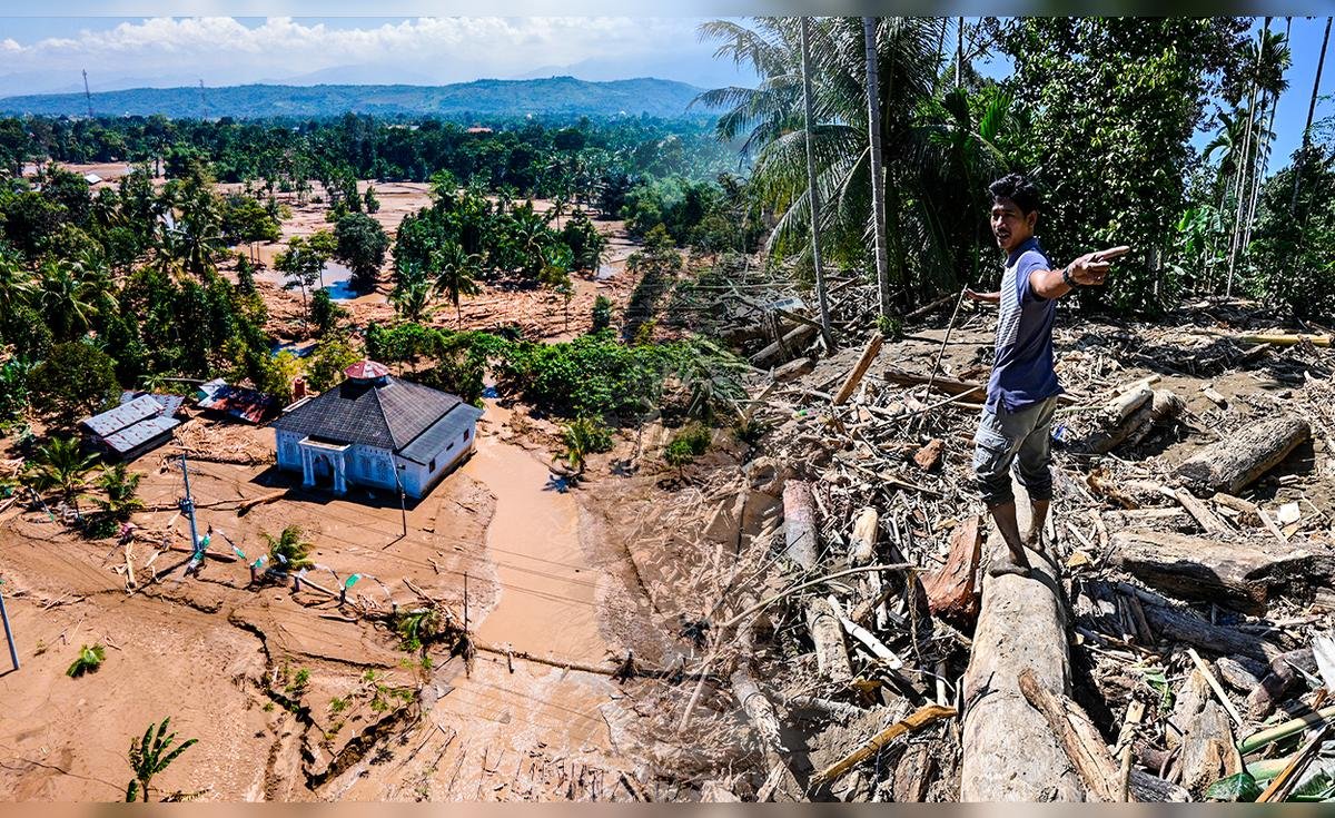 Devastating Floods in Indonesia, Thailand, and Sri Lanka Leave Over 900 Dead and Hundreds Missing