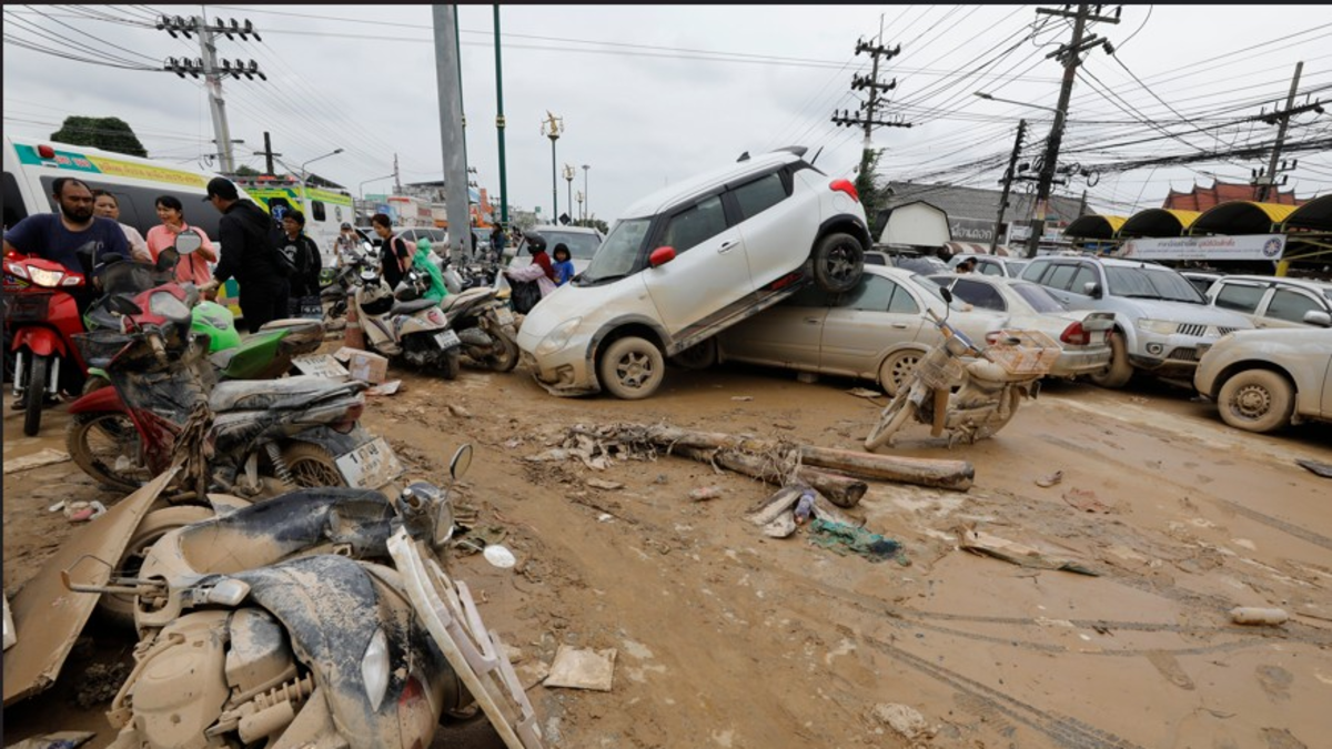 Floods in Indonesia, Thailand, and Sri Lanka leave over 800 dead
