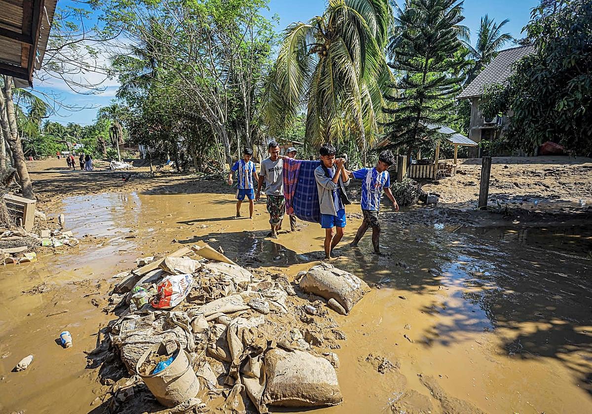 Floods in Southeast Asia have already caused nearly a thousand deaths