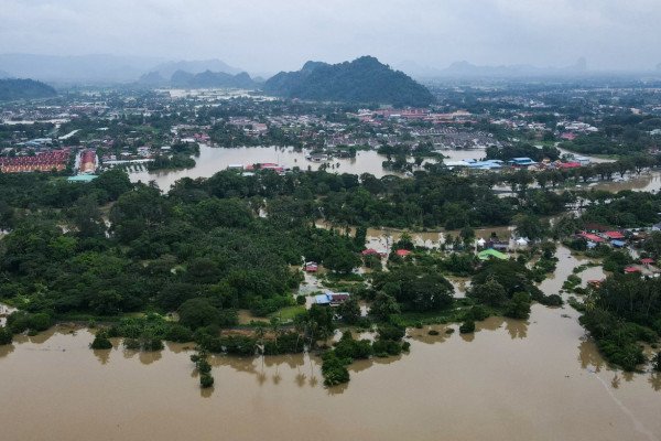 Floods leave more than 300 dead in Southeast Asia