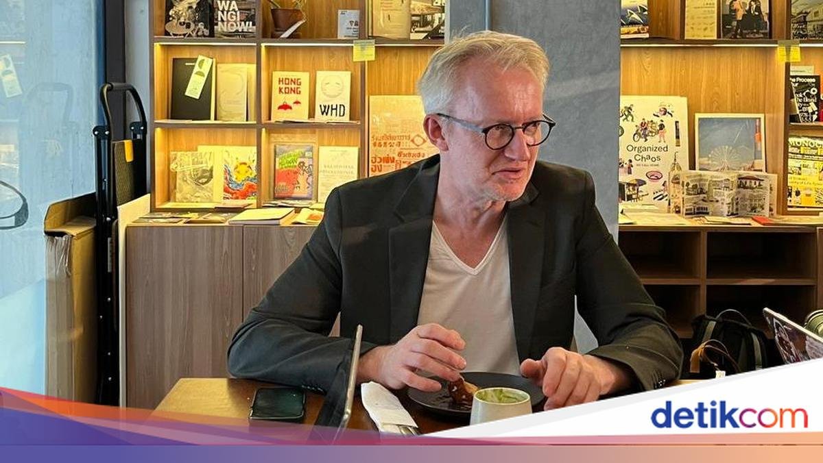 From North Minahasa to Japan, David Van Reybrouck Explores Tinder