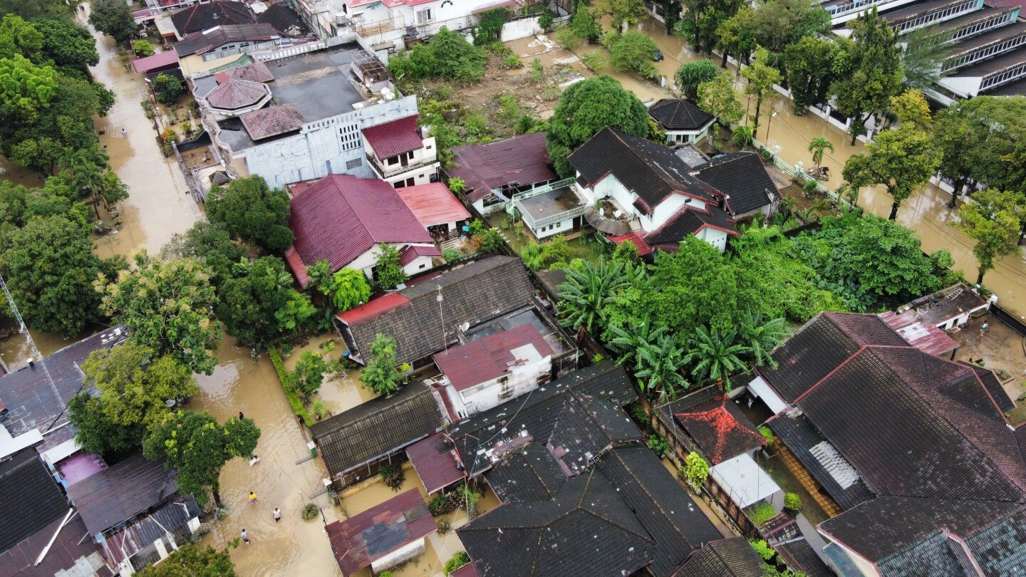 Indonesia Floods: Rescuers Hindered by Damage and More Rain
