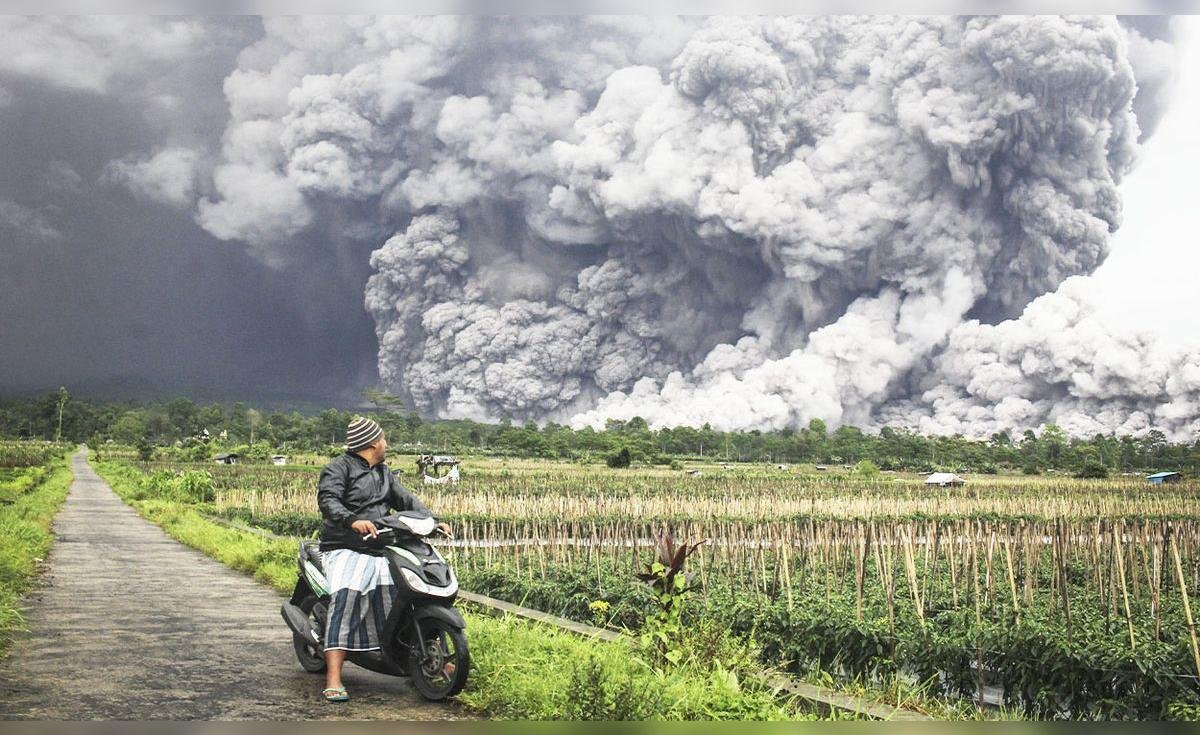Indonesia Raises Warning Level After Semeru Volcano Eruption and Evacuates Hundreds of Residents