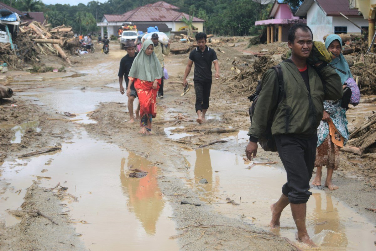 Indonesian Floods Death Toll Surpasses 300 as Search and Rescue Operations Continue