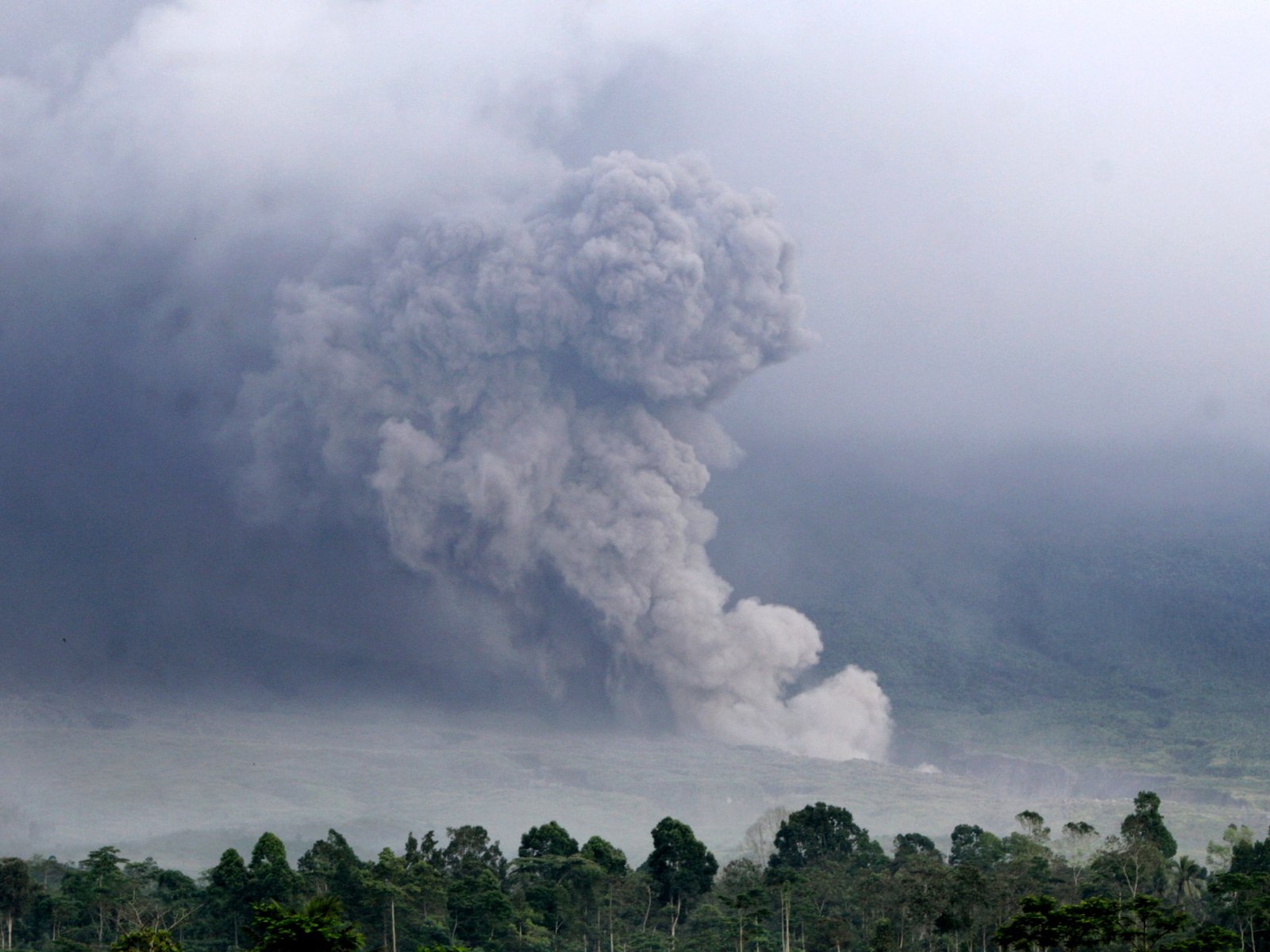Indonesia’s Semeru Volcano Erupts, Alert Level Raised to Highest
