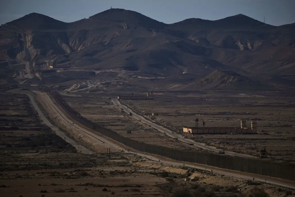 Israeli defense minister announces closure of border with Egypt