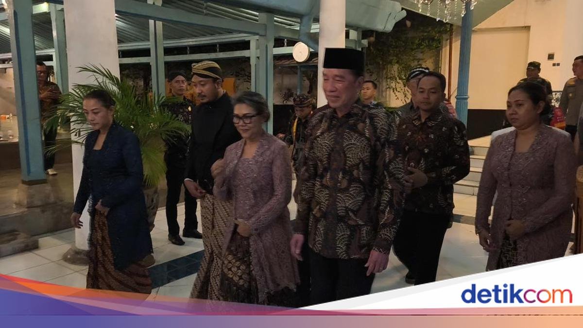 Jokowi Attends Funeral and Prays for PB XIII at Keraton Solo