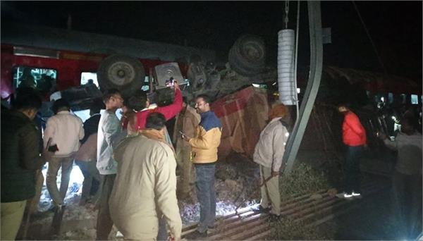Major Accident in Barabanki: Truck Breaks Bridge and Causes Chaos on Railway Track