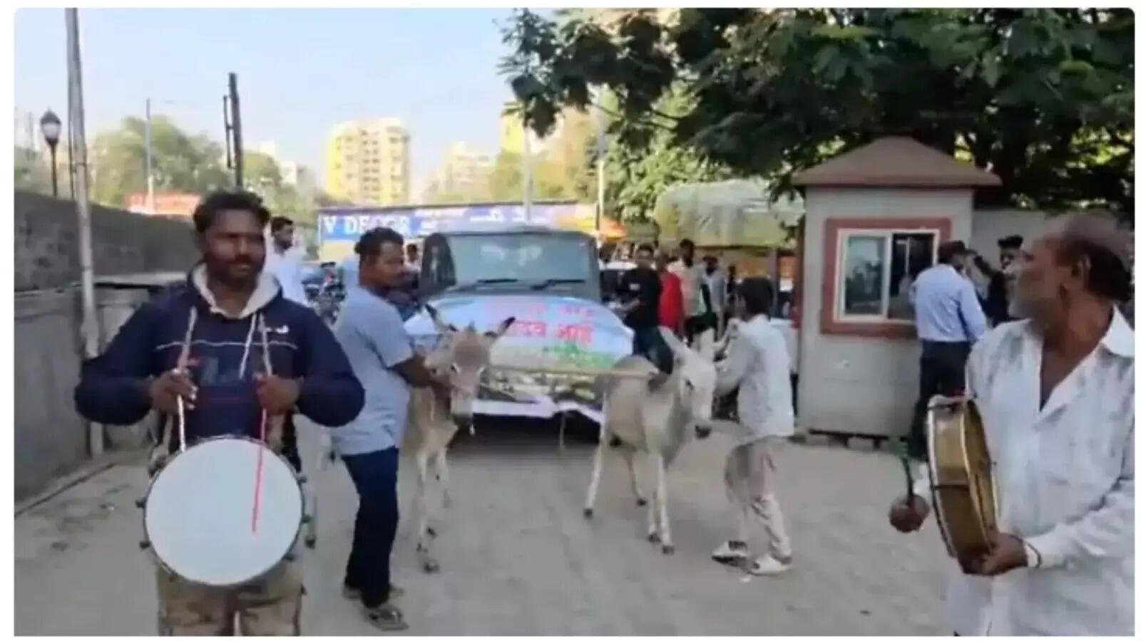 Man buys new Mahindra Thar, locks showroom with car keys – Watch the funny video!